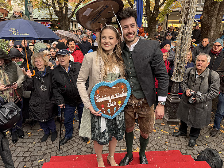 Narrhalla Prinzenpaare 2023: das offizielle Prinzenpaar der Landeshauptstadt München, Prinzessin Katherina I. (Ibscher) und Prinz Frederik I. (Jehle) be der Vorstellung auf dem Viktualienarkt am 11.11.2023 (©Foto: Martin Schmitz)